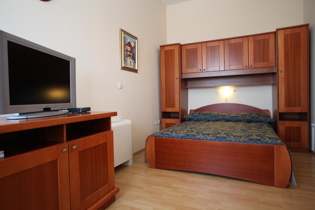 Studio Apartmani Bijeli Delfin Biograd Na Moru Rum bild