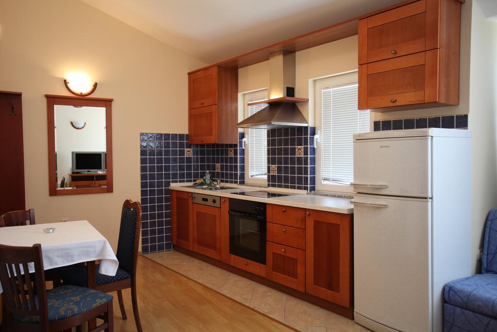 Studio Apartmani Bijeli Delfin Biograd Na Moru Rum bild