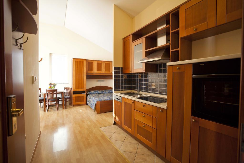 Studio Apartmani Bijeli Delfin Biograd Na Moru Exteriör bild