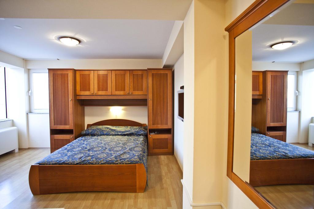 Studio Apartmani Bijeli Delfin Biograd Na Moru Rum bild