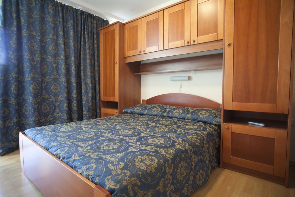 Studio Apartmani Bijeli Delfin Biograd Na Moru Rum bild