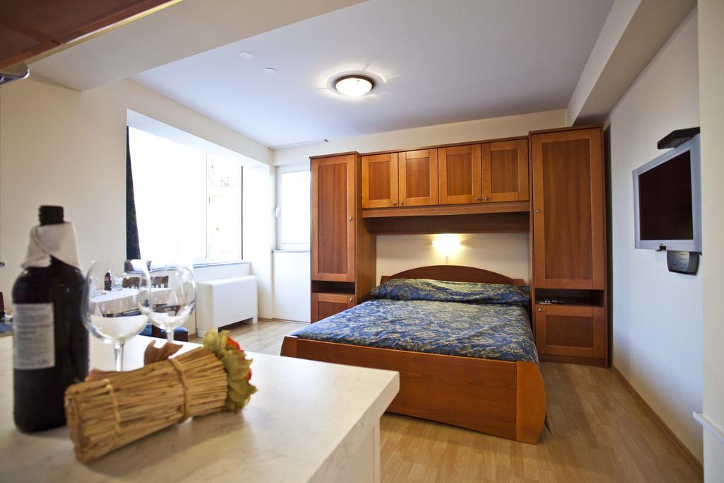 Studio Apartmani Bijeli Delfin Biograd Na Moru Rum bild