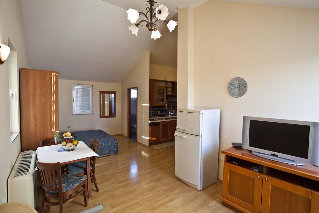 Studio Apartmani Bijeli Delfin Biograd Na Moru Exteriör bild