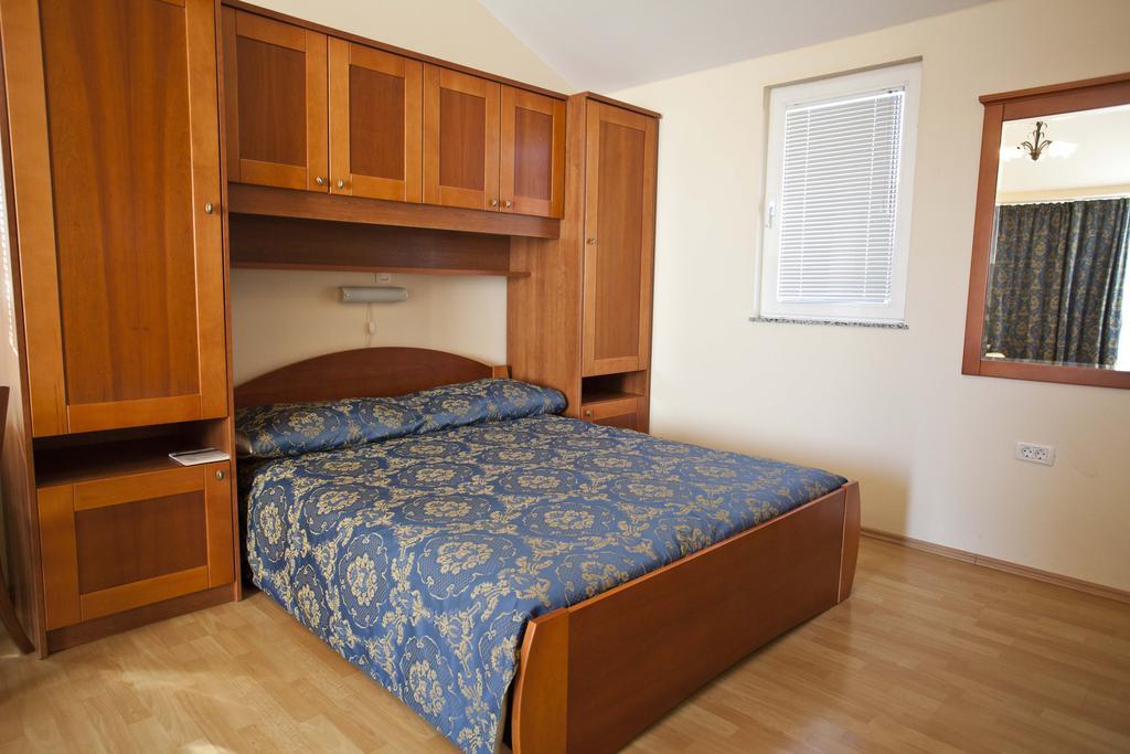Studio Apartmani Bijeli Delfin Biograd Na Moru Exteriör bild