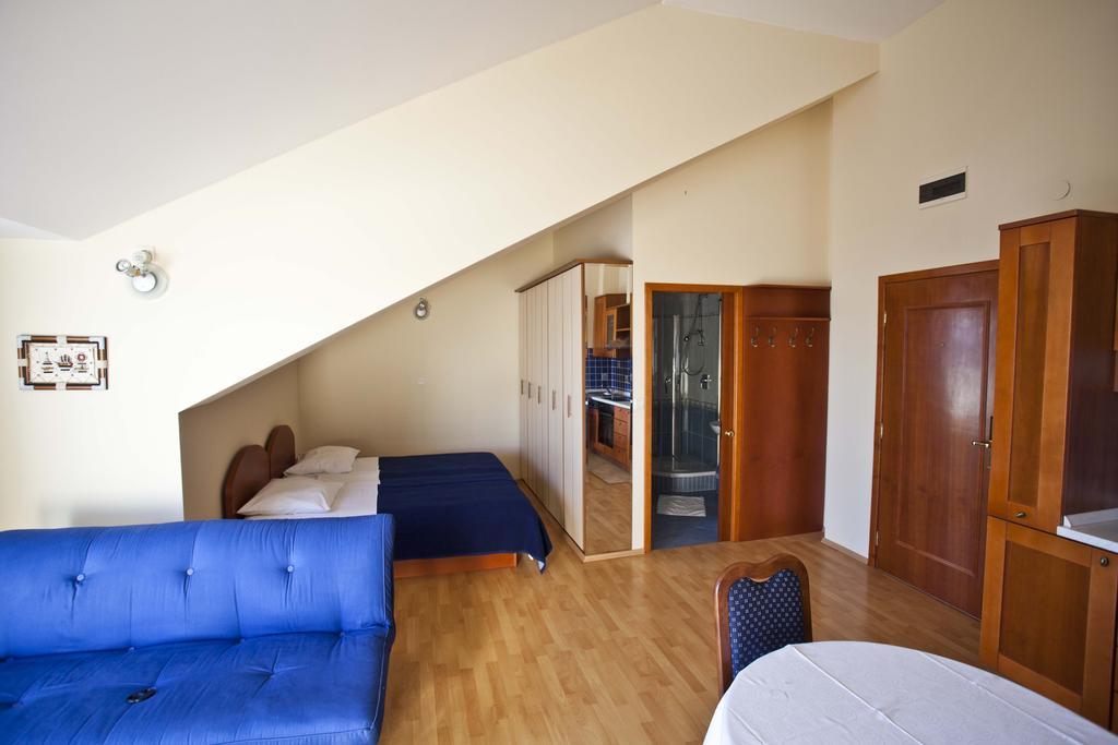 Studio Apartmani Bijeli Delfin Biograd Na Moru Rum bild