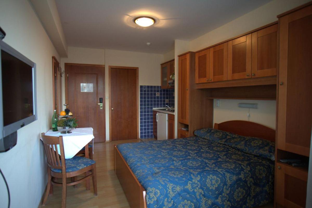 Studio Apartmani Bijeli Delfin Biograd Na Moru Exteriör bild